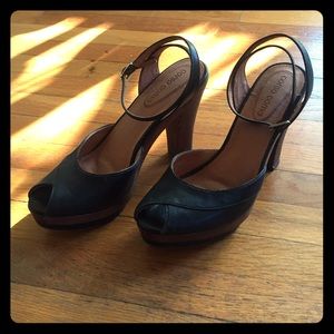 Black strappy platform peep toe pumps